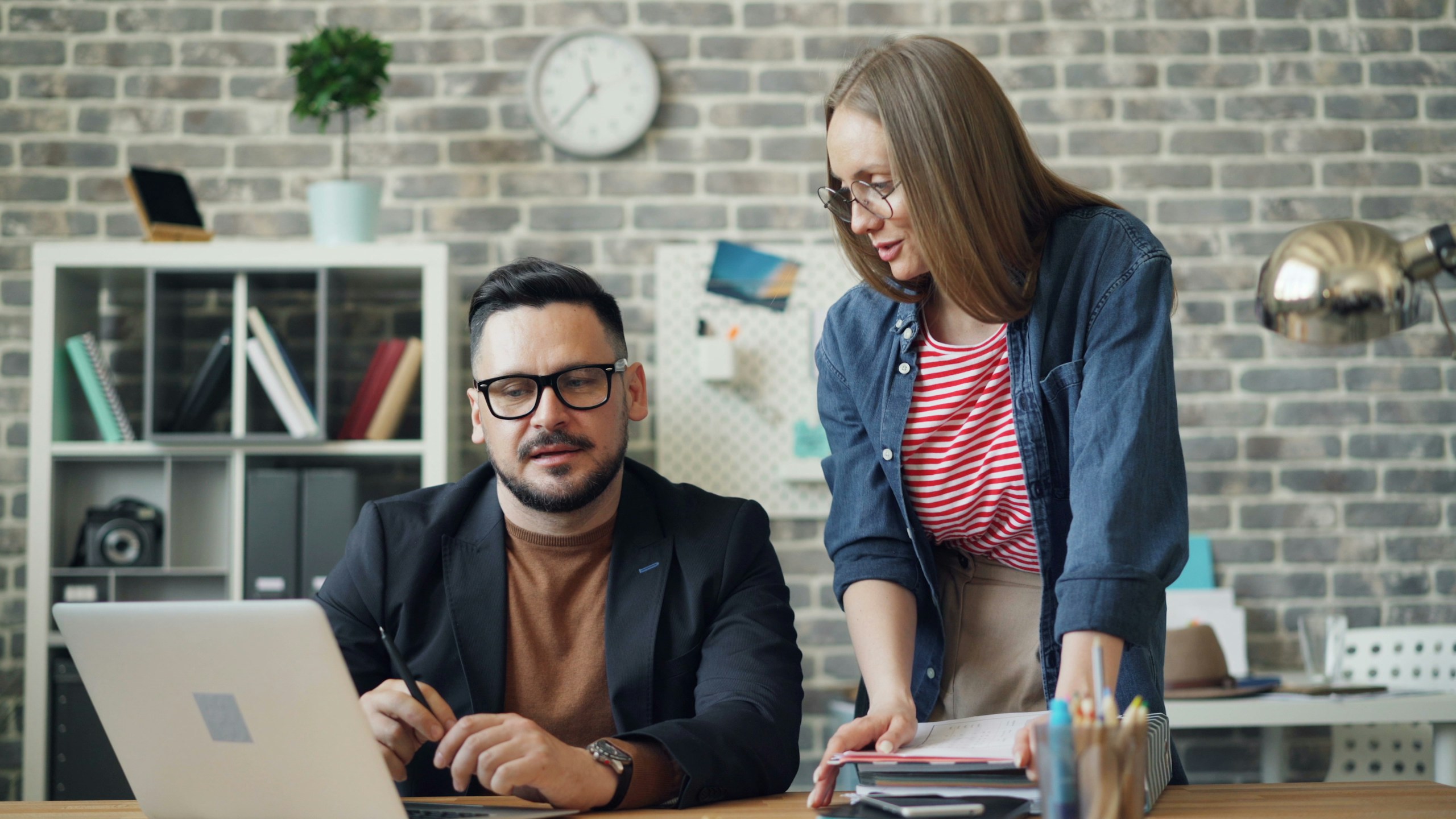 Two business professionals in a meeting discussing RPO business case development